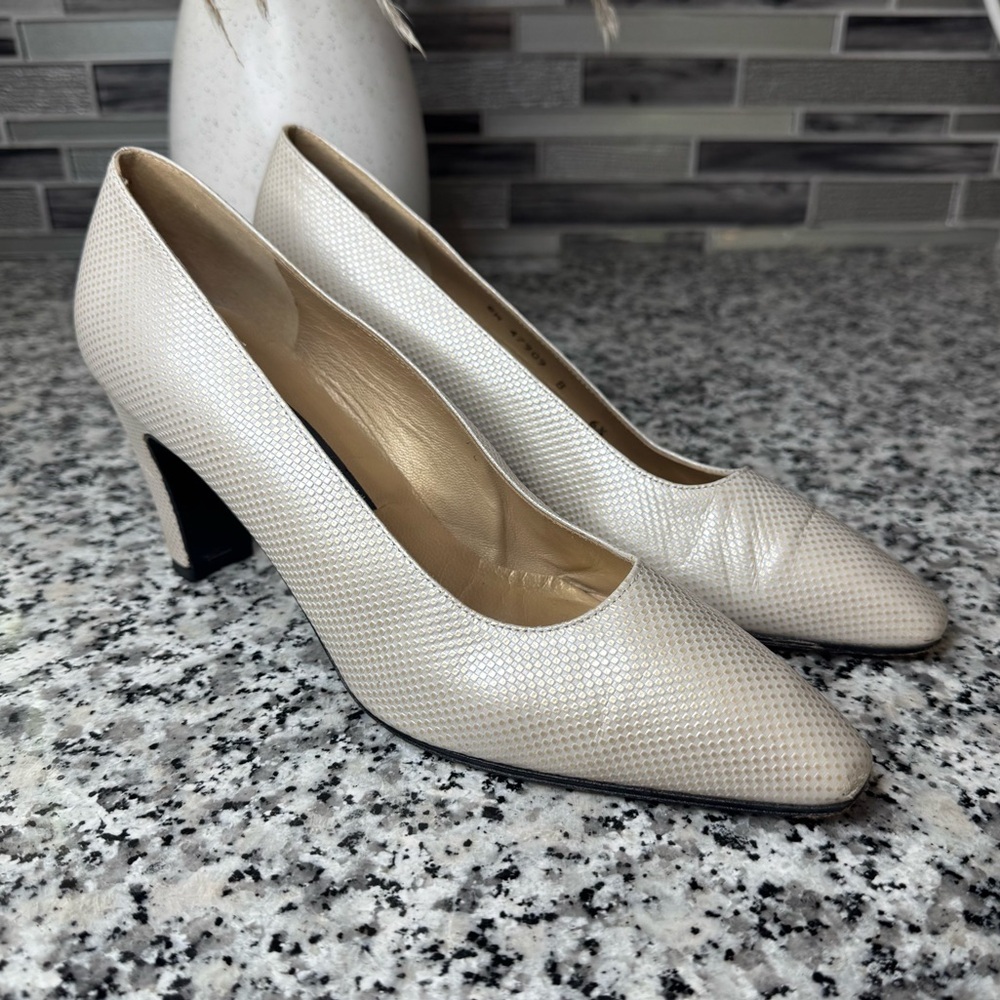 Stuart Weitzman | Women's Ivory Gold Textured Leather Pumps Size 6.5